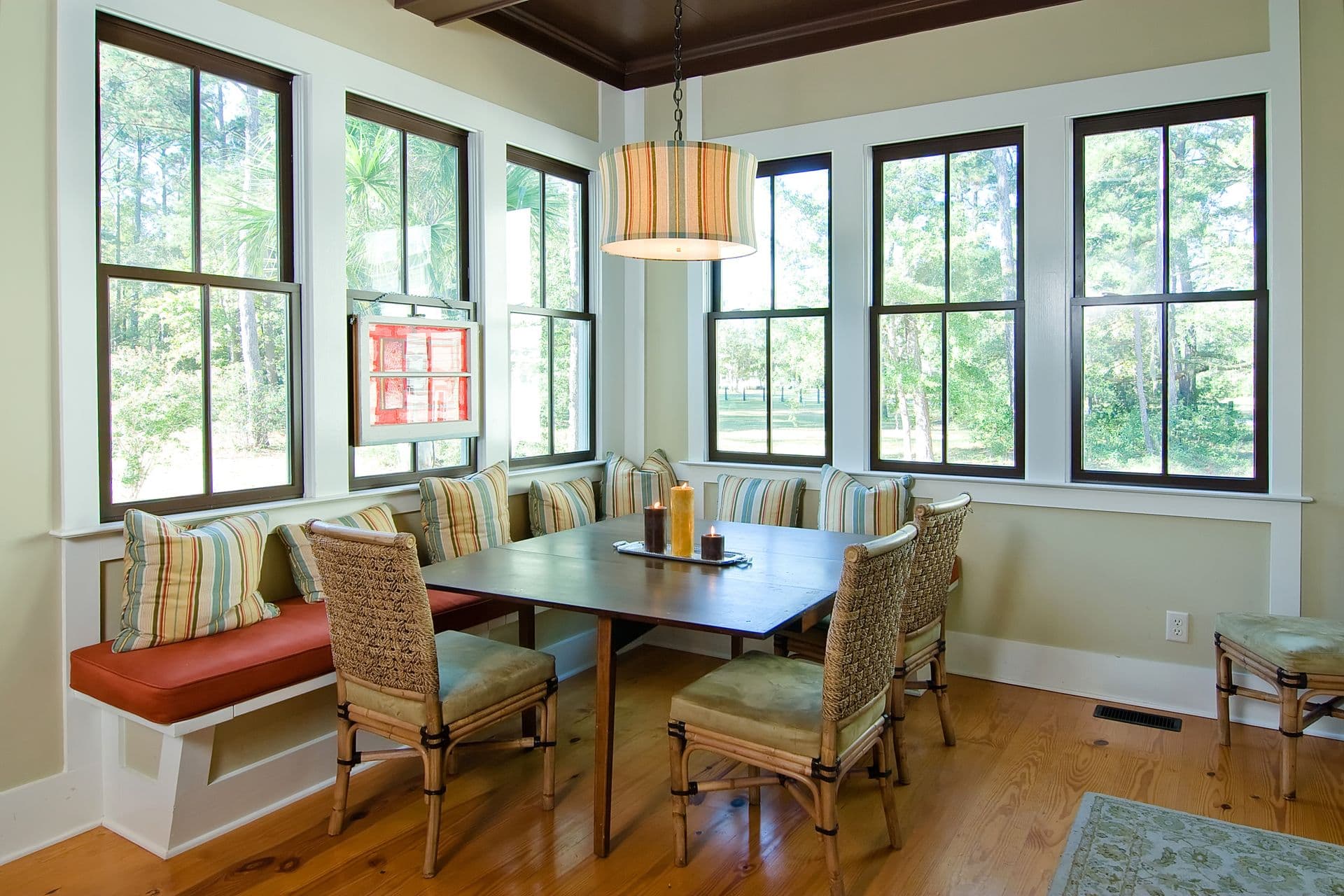 bigstock-diningroom-with-view-windows-18524378 (2)